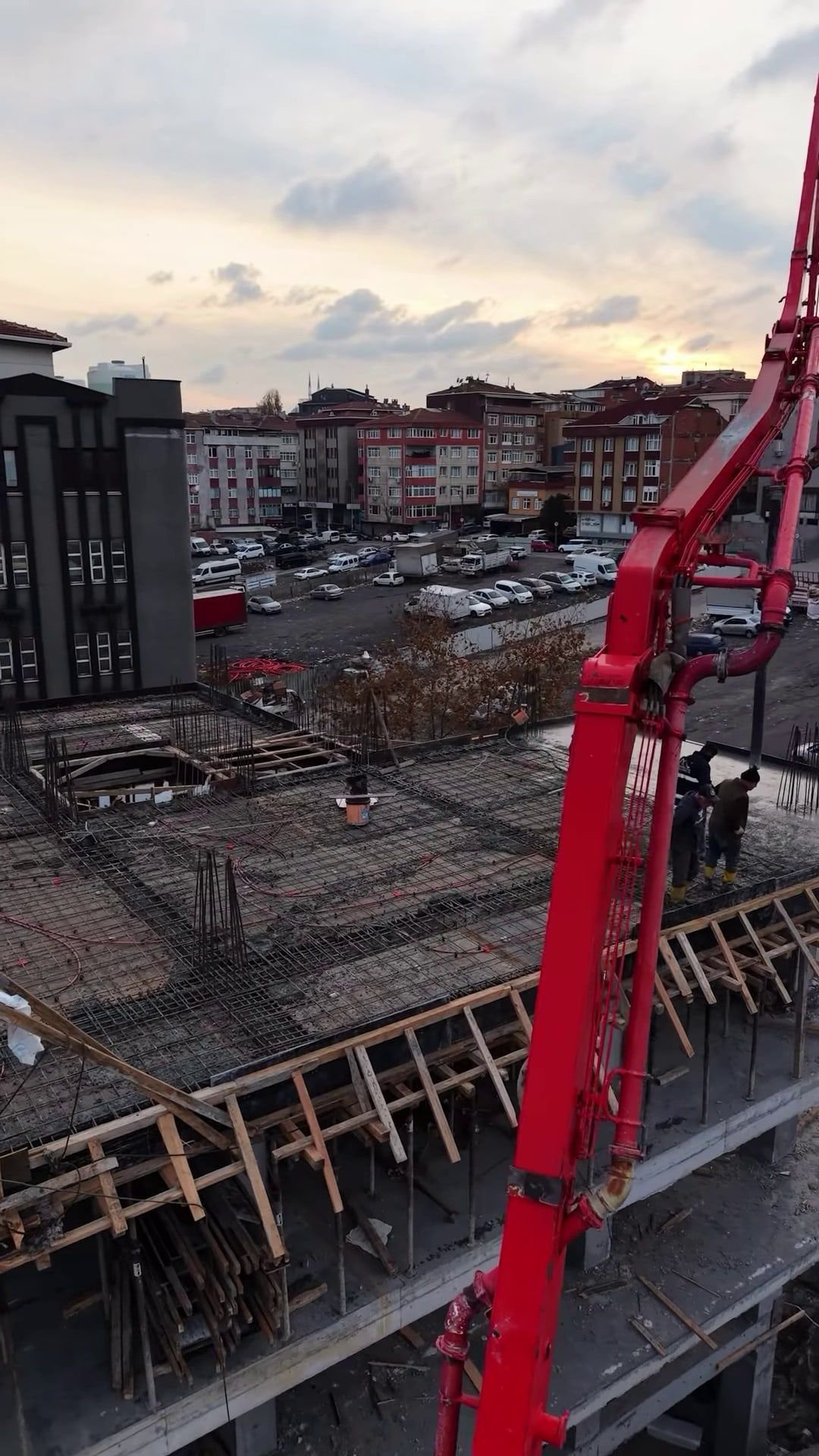 Güngören İş Merkezi şantiyesinde beton pompası ve döşeme kalıbı