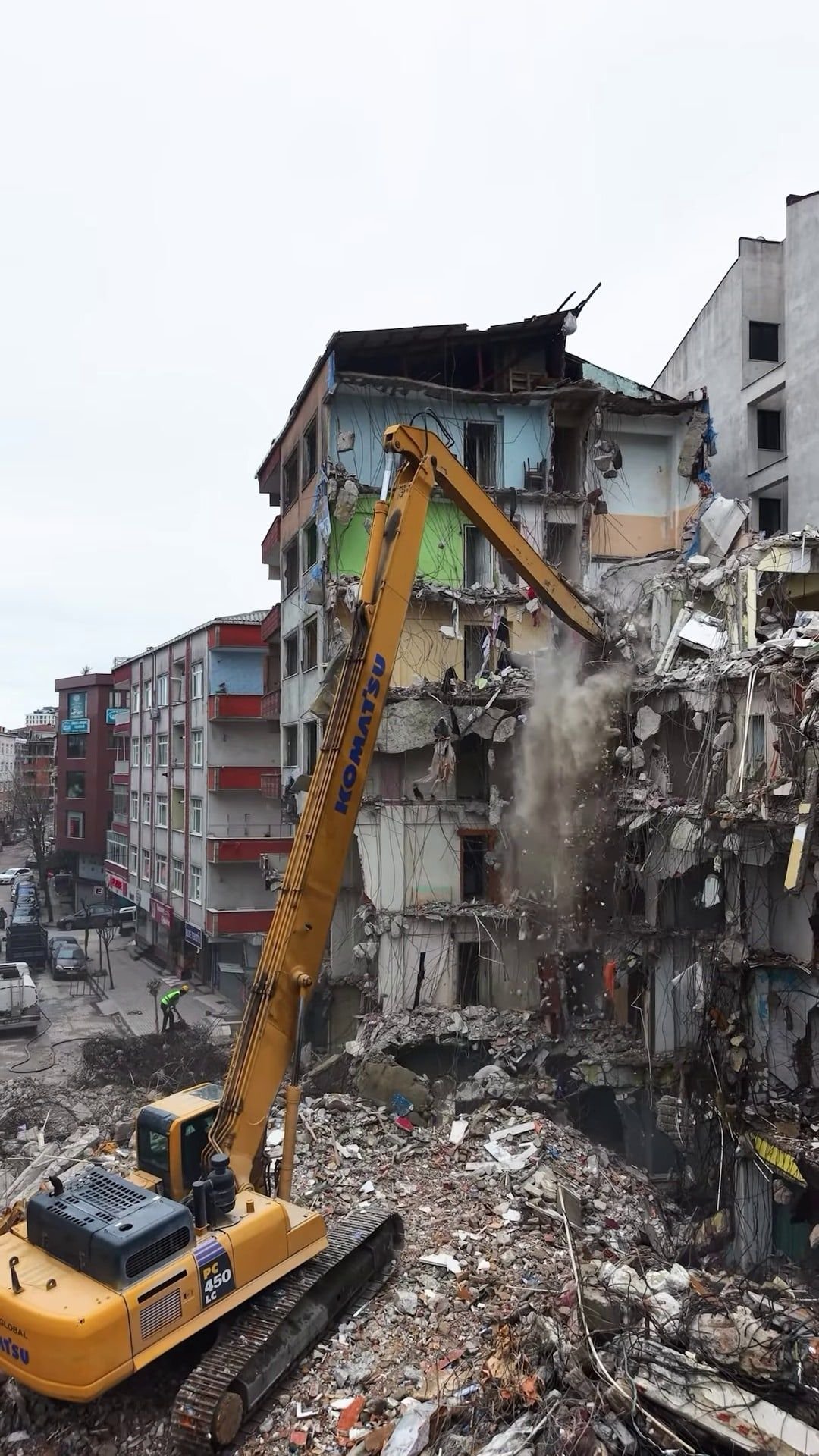 Asalet Caddesi projesinde eski binanın yıkım çalışması