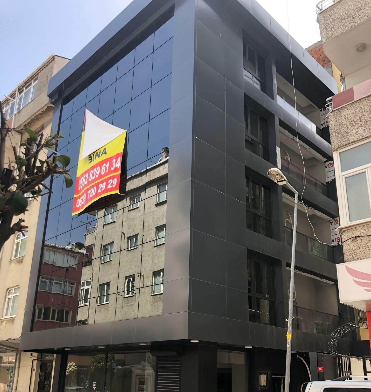 Güngören ofis binasının gri kompozit cephesi